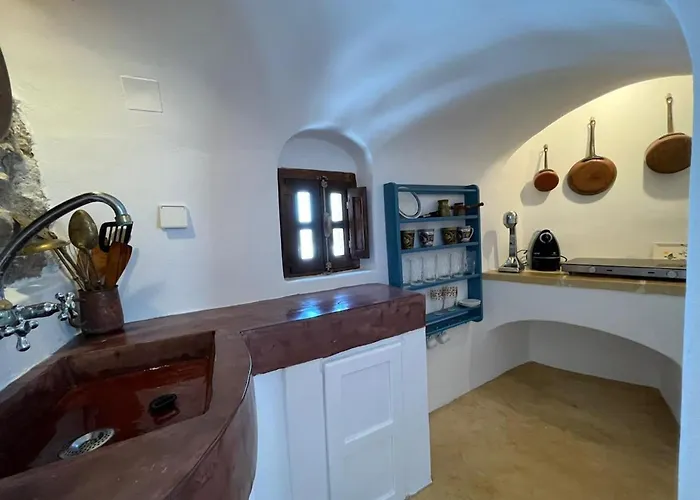 The Commander's House * Emporio (Santorini)