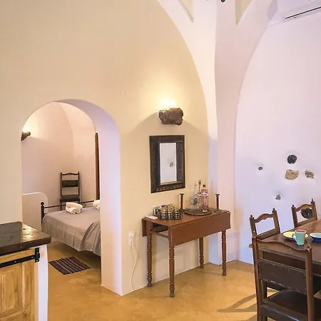 The Commander's House Emporio (Santorini)