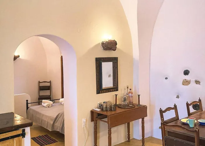 The Commander's House Emporio (Santorini)